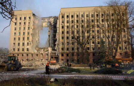 Хлопець стрибнув з даху будівлі зруйнованої Миколаївської ОВА і загинув