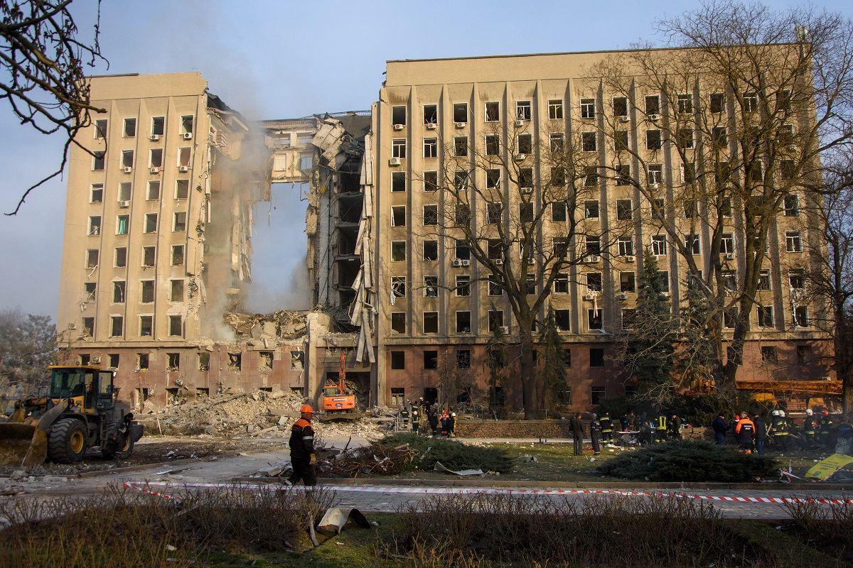 Хлопець стрибнув з даху будівлі зруйнованої Миколаївської ОВА і загинув