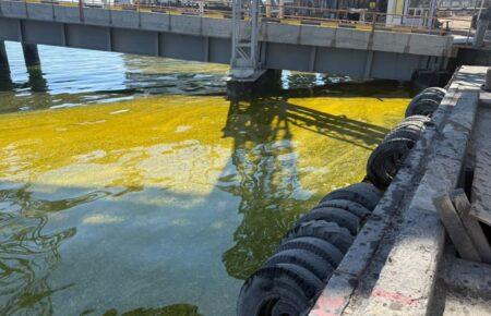 У Чорноморську через російську атаку в море вилилися тисячі тонн олії (ФОТО, ВІДЕО)