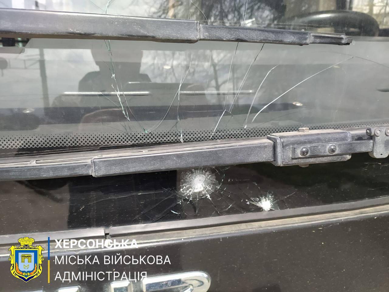 Росіяни атакували безпілотниками маршрутку та легковик у Херсоні 