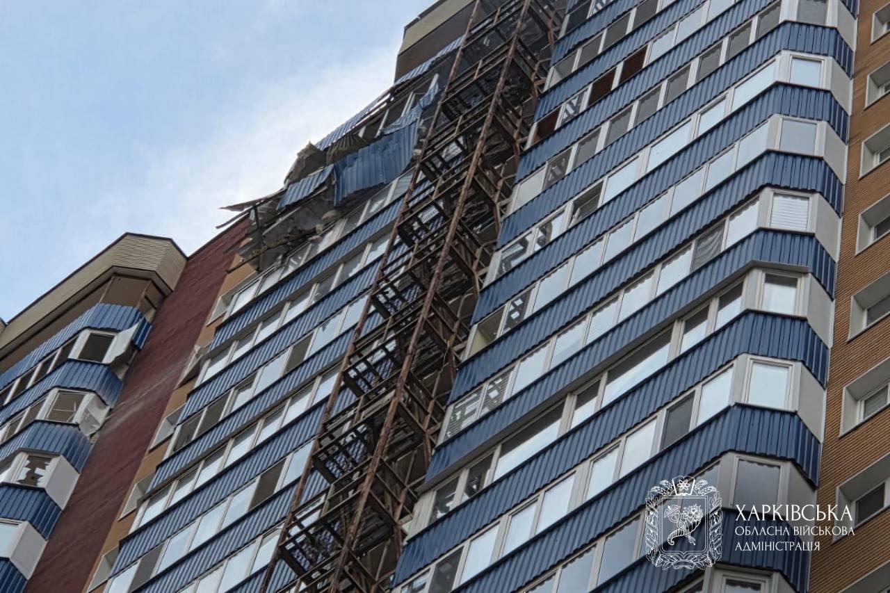 За добу на Харківщині окупанти обстріляли 24 населені пункти, загинула жінка, десятки поранених