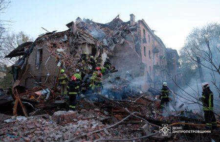 Зруйнований цілий під'їзд, під завалами можуть бути люди: наслідки атаки на Дніпро