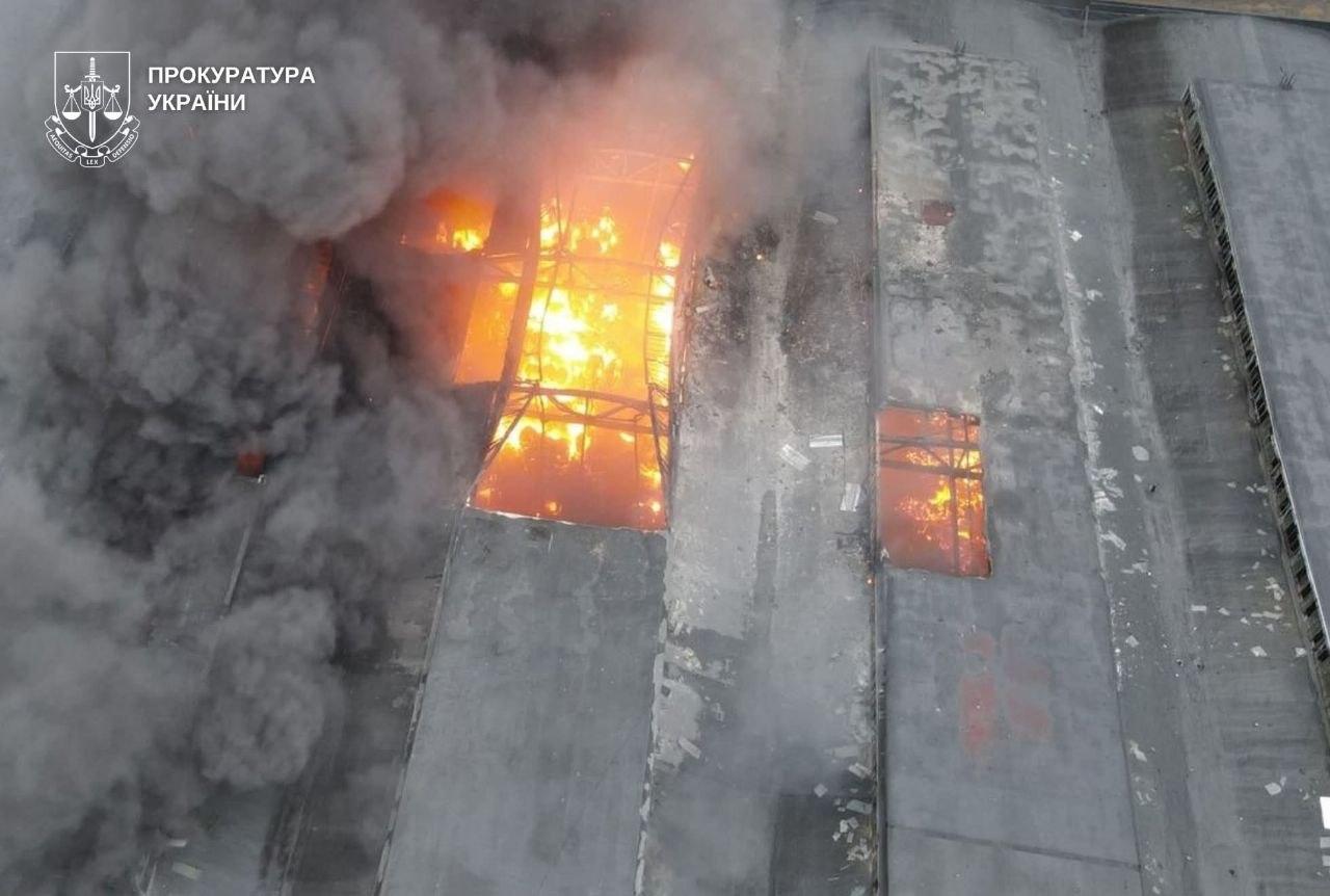 Після удару по Хмельницькому загорілися склади з меблями і паперова продукція