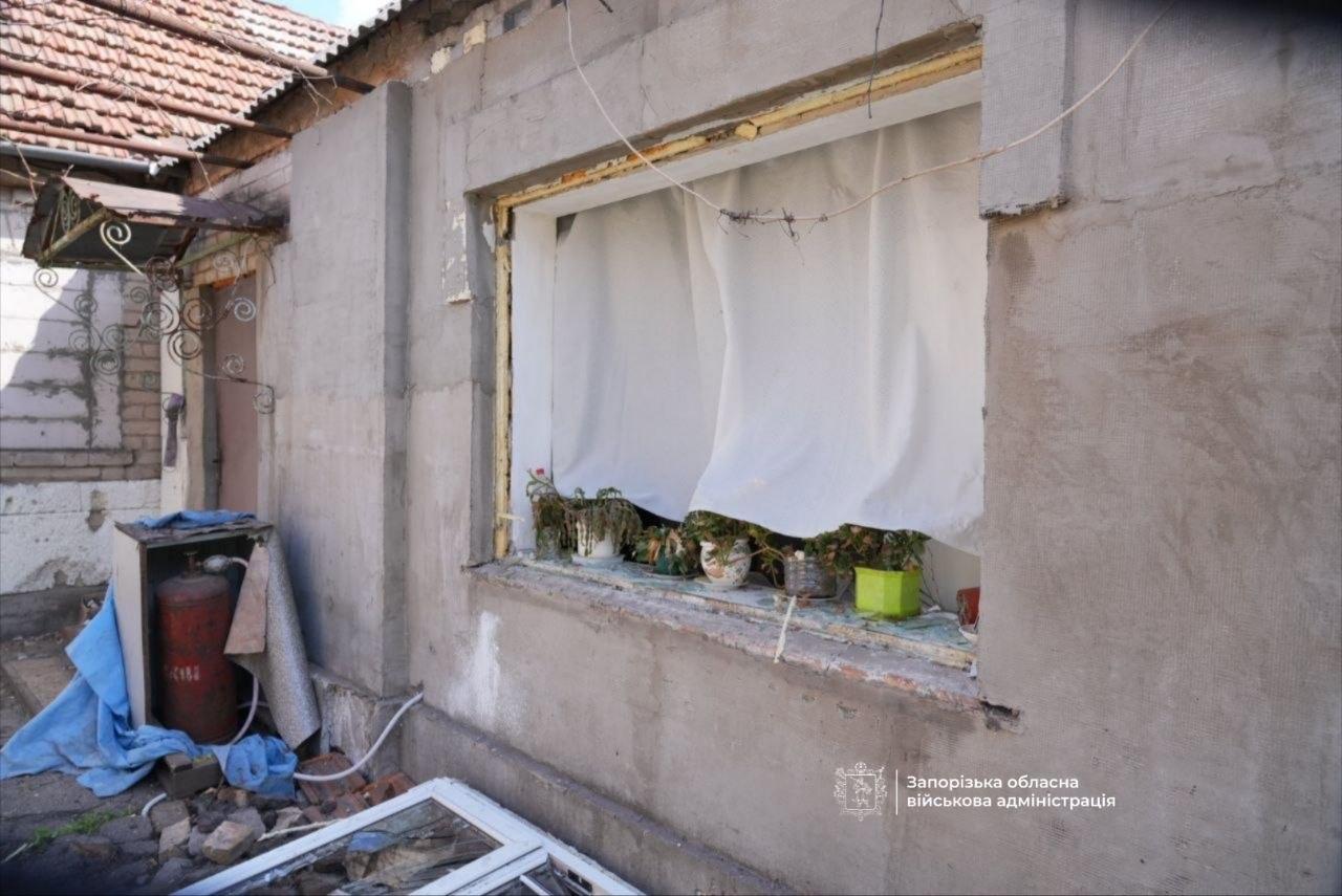 Росіяни вдарили по Запоріжжю: одна людина загинула, є поранені