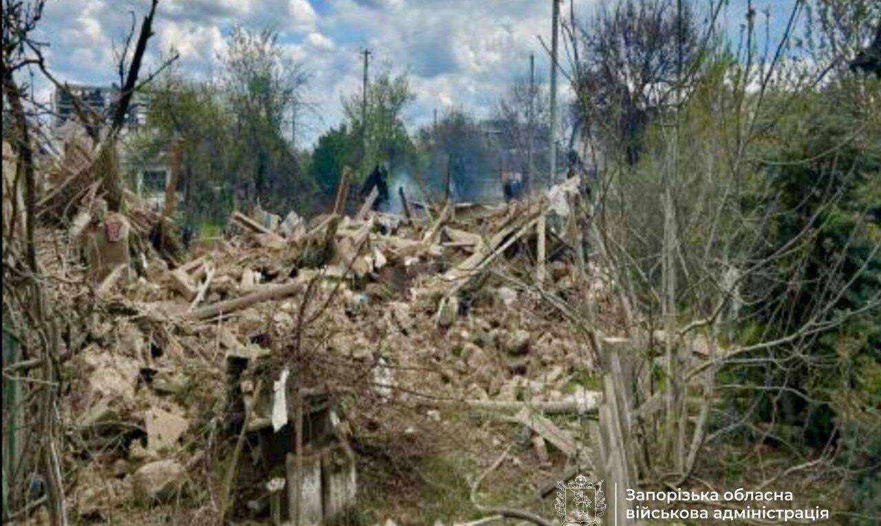 Окупанти вдарили КАБами по Запорізькому району: одна людина загинула, ще двоє поранені, серед них — дитина