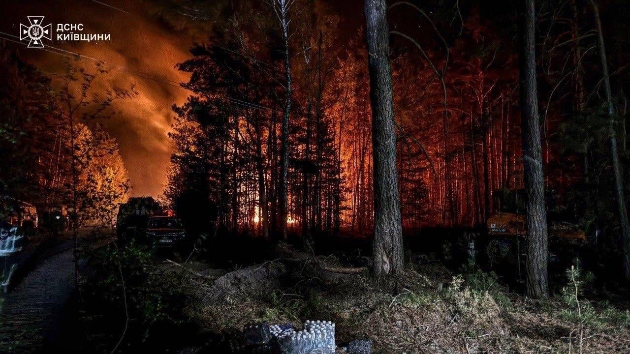 У Зоні відчуження на Київщині триває ліквідація масштабної лісової пожежі (ФОТО)