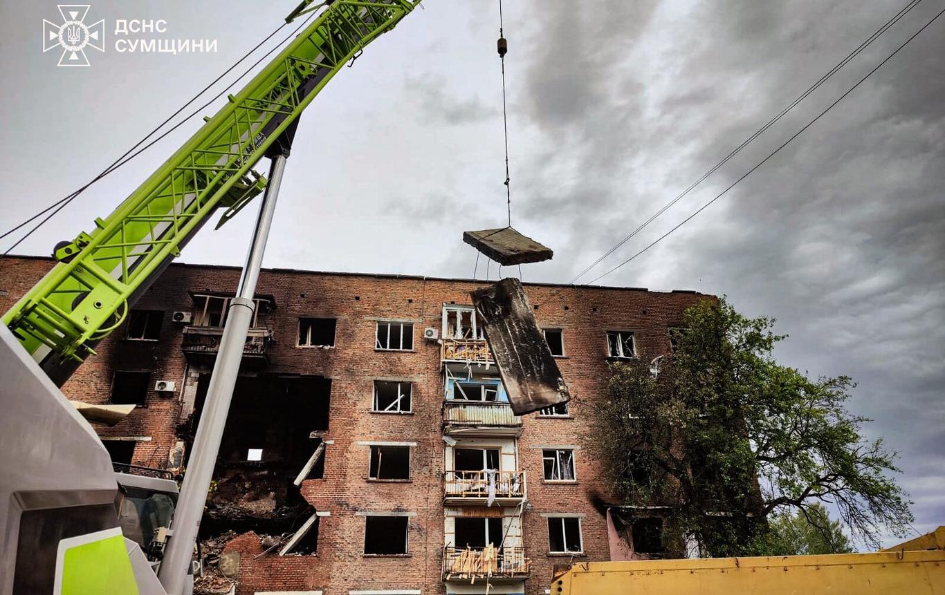 Атака на Конотоп: рятувальники деблокували з-під завалів тіло 94-річної жінки