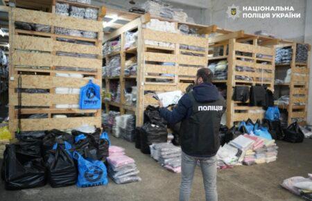 Колишнього митника зі спільниками викрили на продажі гуманітарної допомоги на ринку в Одесі