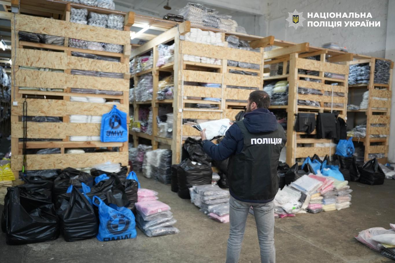 Колишнього митника зі спільниками викрили на продажі гуманітарної допомоги на ринку в Одесі