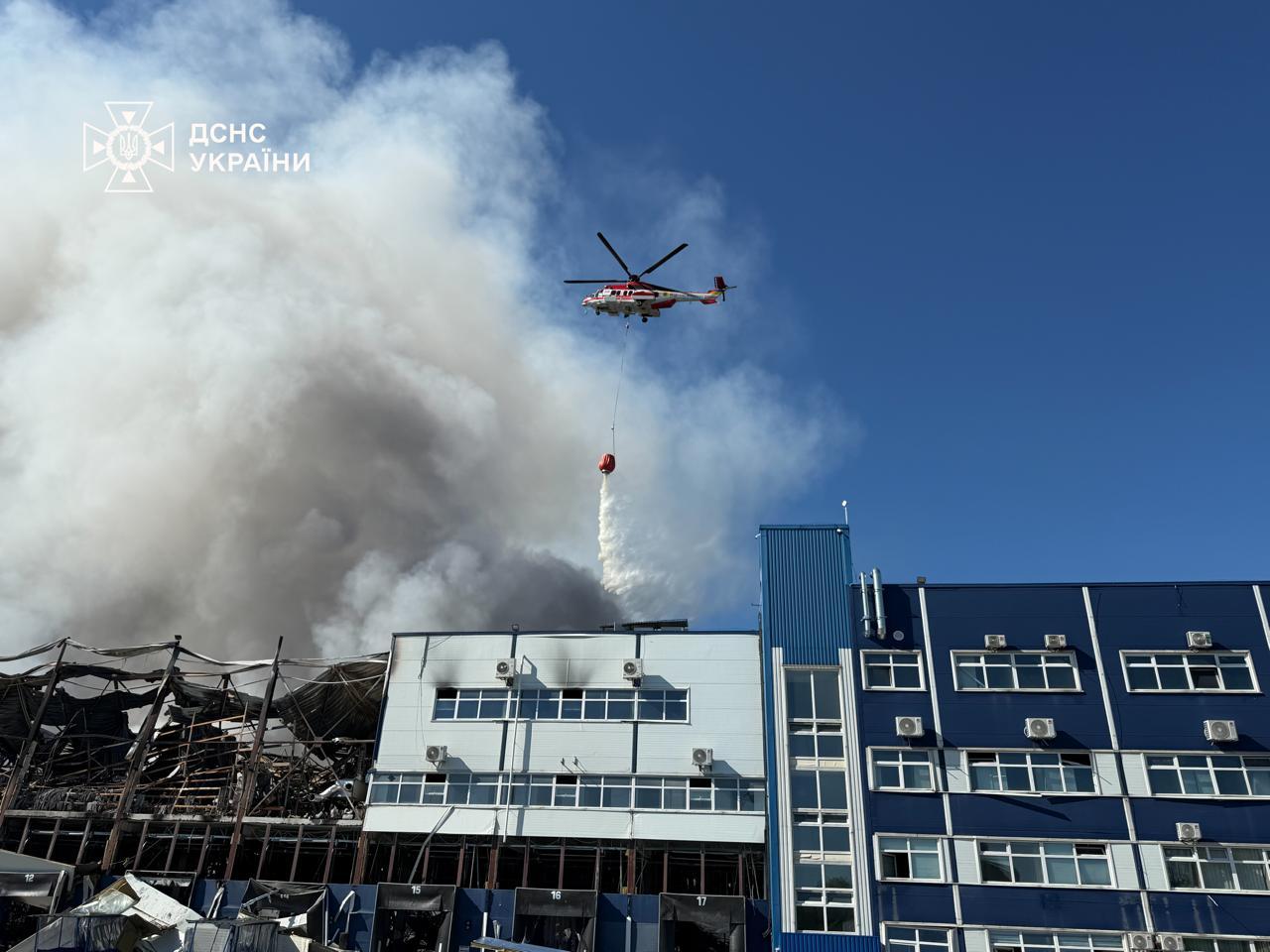 На Київщині ліквідували масштабну пожежу на складі після російської атаки (ФОТО, ВІДЕО)