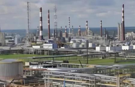 Україна атакувала один з найбільших російських НПЗ в Ленінградській області