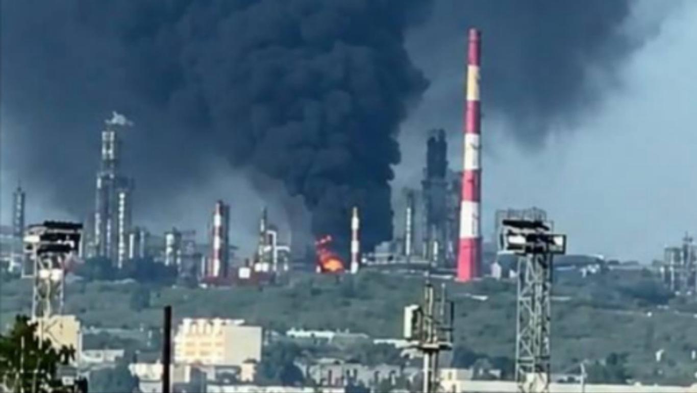 Україна знову атакувала Сизранський НПЗ у Росії (ВІДЕО)