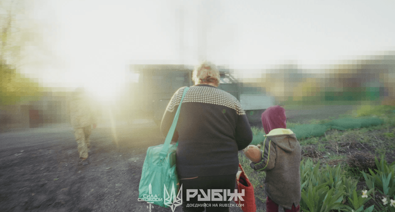 Бійці бригади «Рубіж» евакуювали з Добропілля двох дітей, батьків яких убив російський дрон (ВІДЕО)