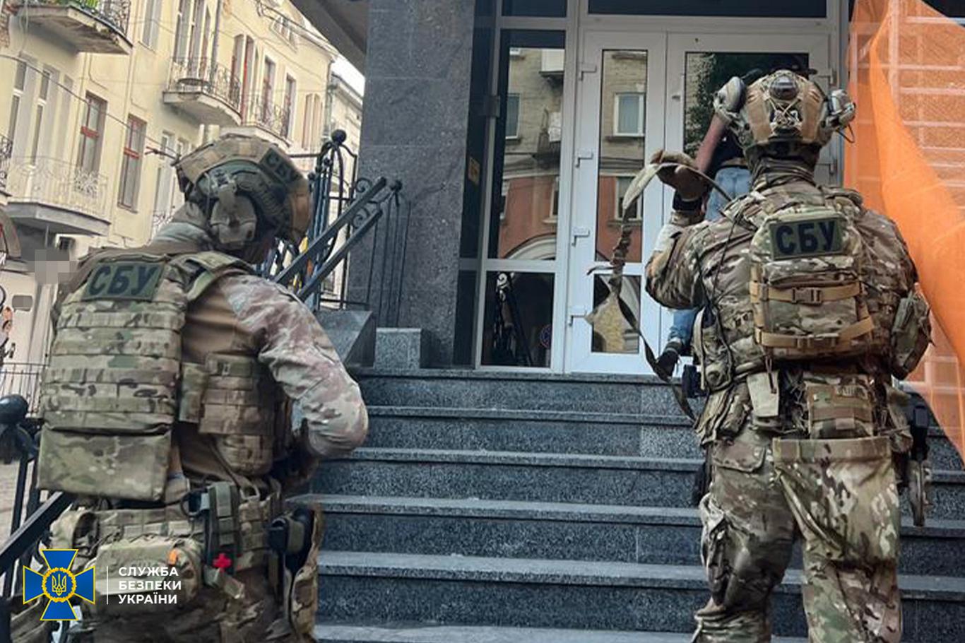ОГП та СБУ викрили корупційну схему в Нацполіції: йдеться про прикриття незаконного виготовлення та поширення порнографії