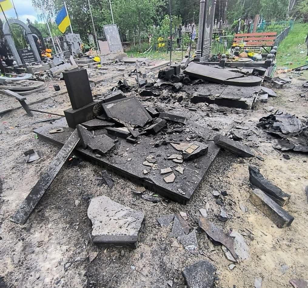 Росіяни обстріляли цвинтар і транспортну інфраструктуру у Сновську (ФОТО)