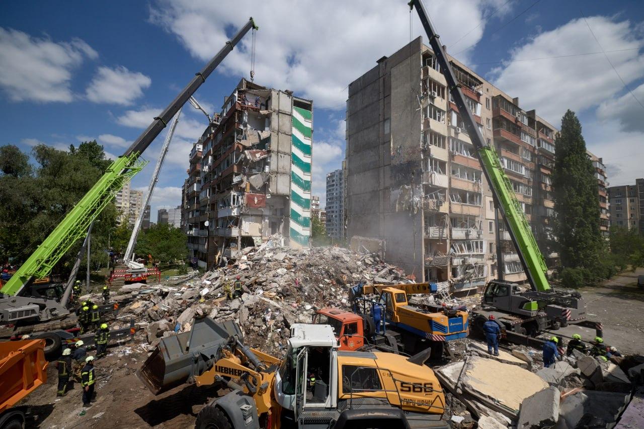 У Києві вже п’ятеро загиблих через російський удар — з-під завалів дістали дитину (ОНОВЛЕНО)