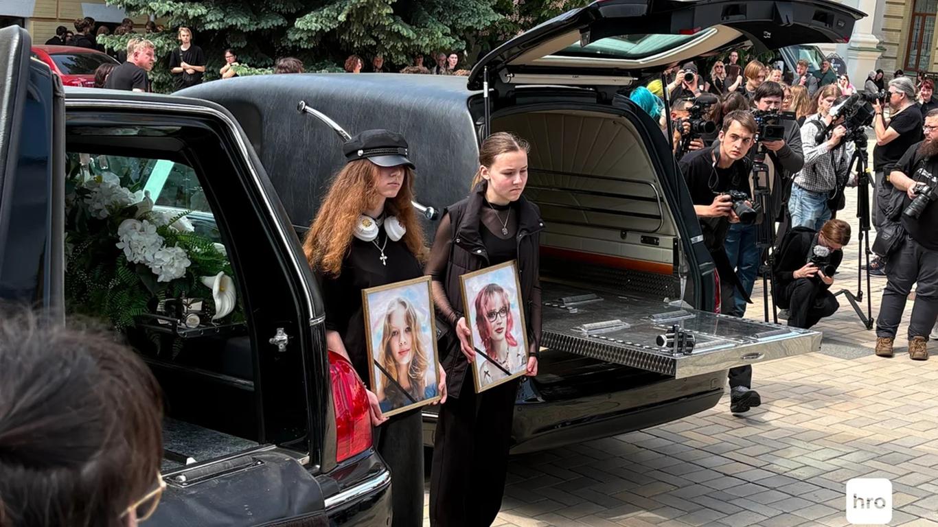 В Києві попрощалися з двома доньками полеглого воїна, які загинули від російської ракети