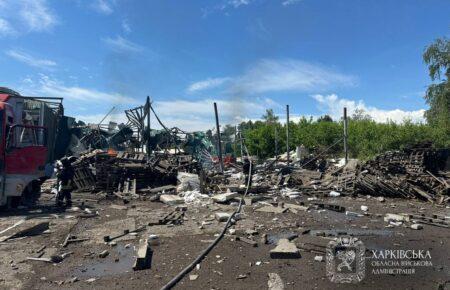 Двоє людей загинули від ракетного удару росіян по підприємству в Дергачах (ФОТО)
