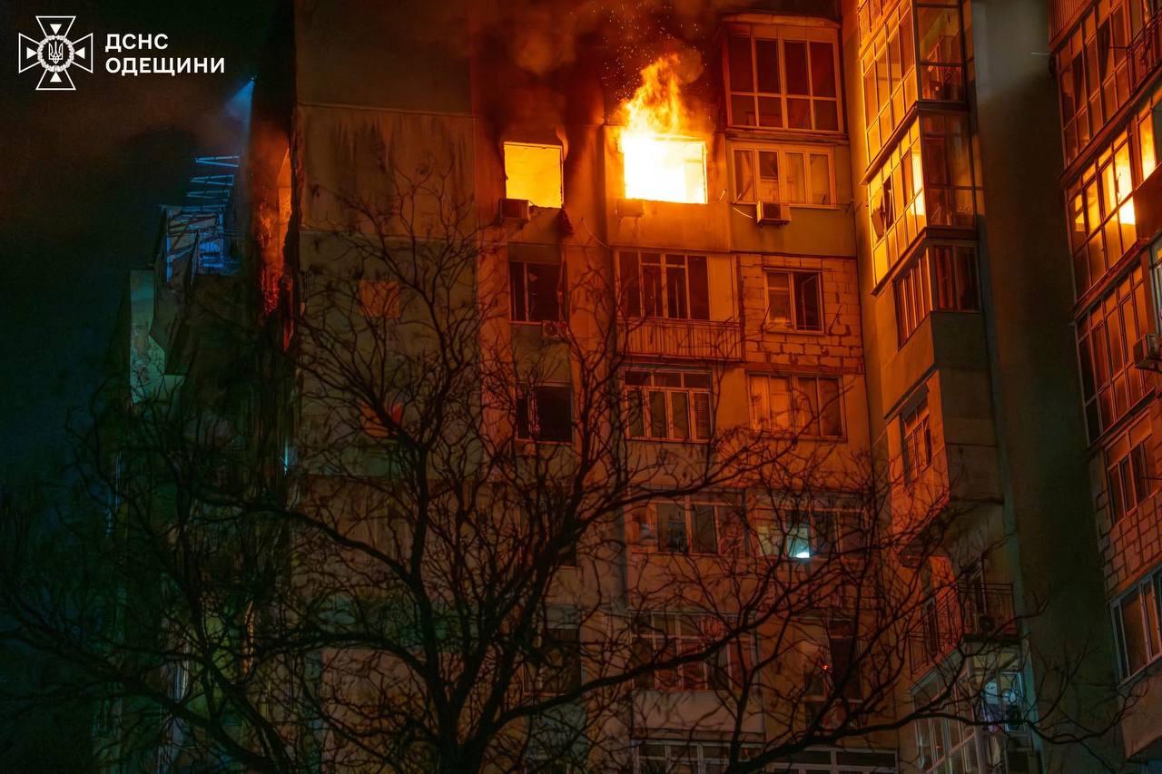 Одеса знову під ворожим вогнем: влучання у багатоповерхівки, є поранені
