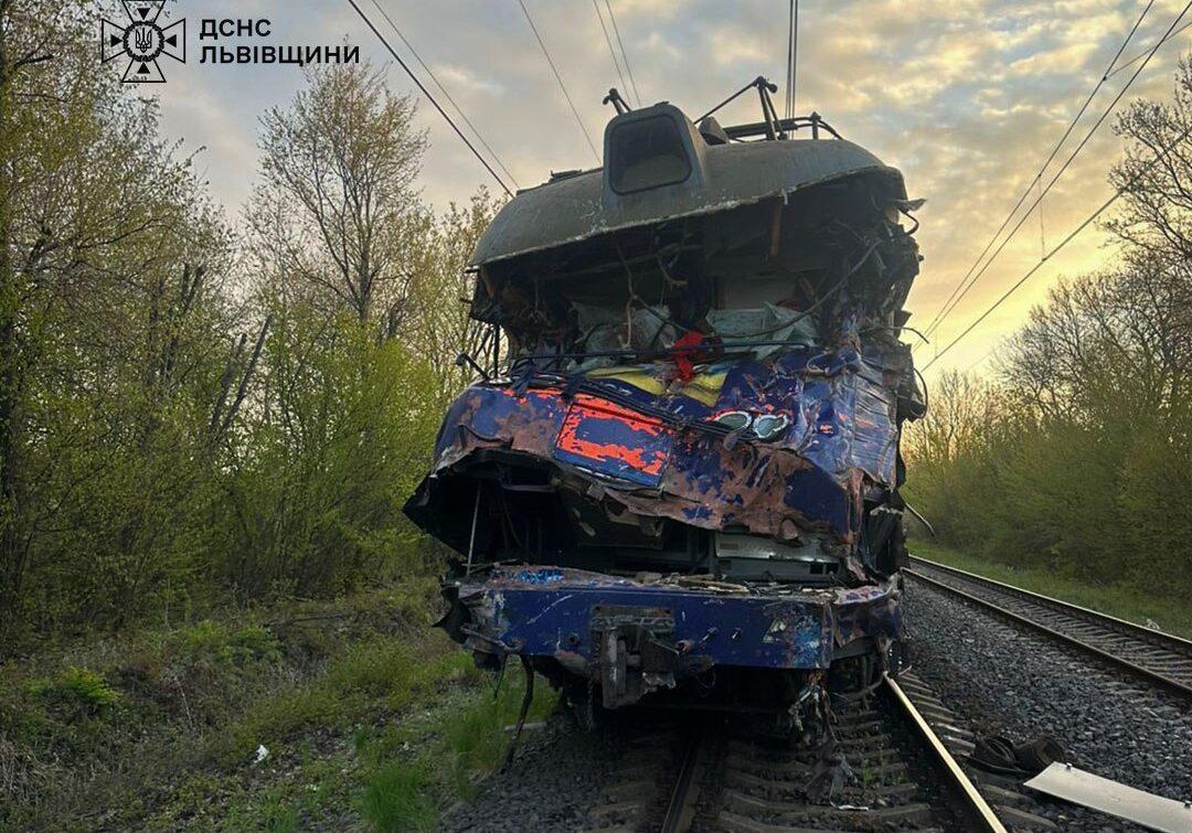 На Львівщині потяг зіткнувся із автокраном: загинув машиніст