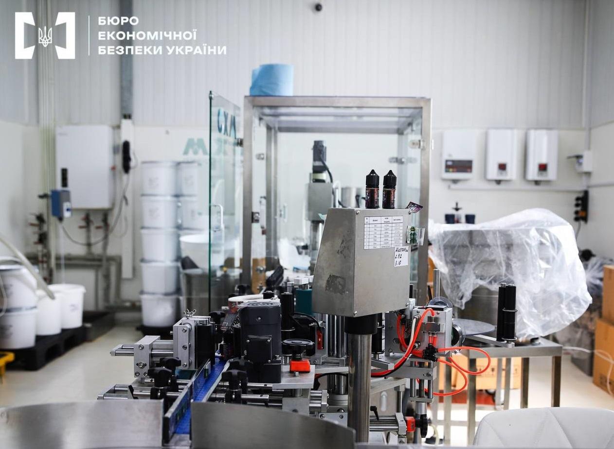 Детективи БЕБ провели понад 100 обшуків у продавців вейпів, вилучили майно на 150 млн грн (ФОТО)