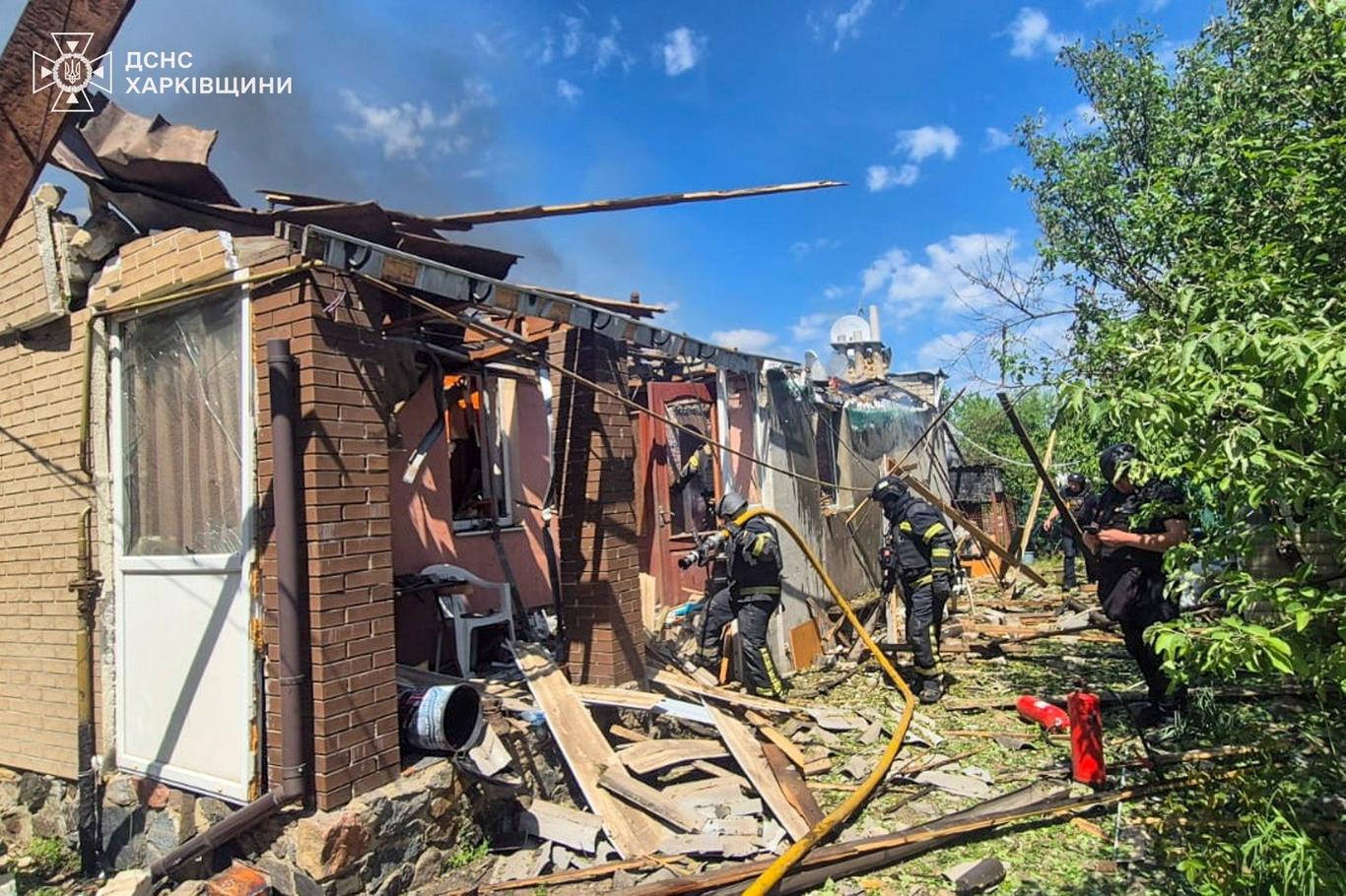 Росіяни обстріляли Шевченкове на Харківщині: вдарили по житловому будинку і кладовищу