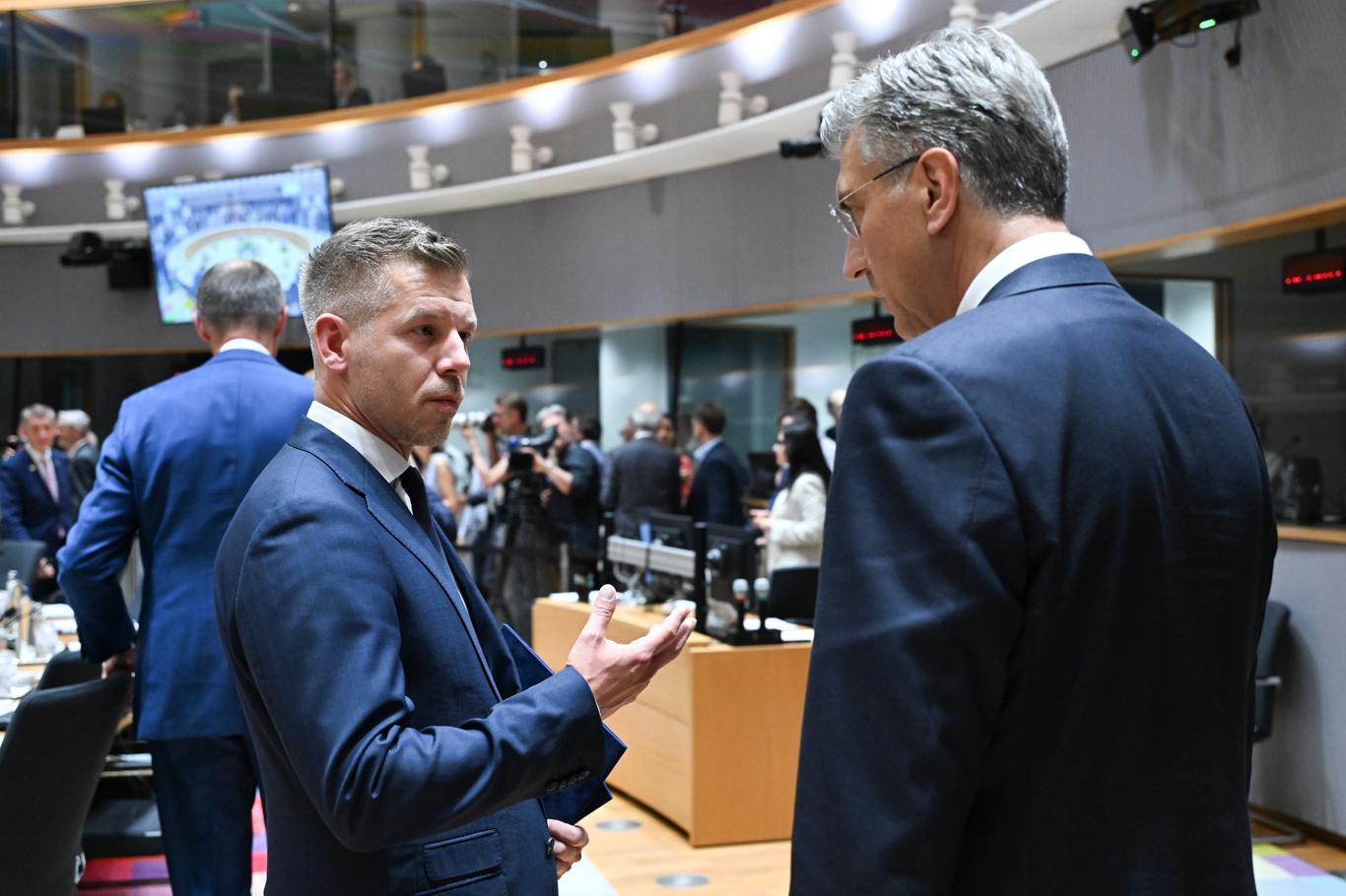 Мадяр проти швидкого відкриття всіх переговорних кластерів для України