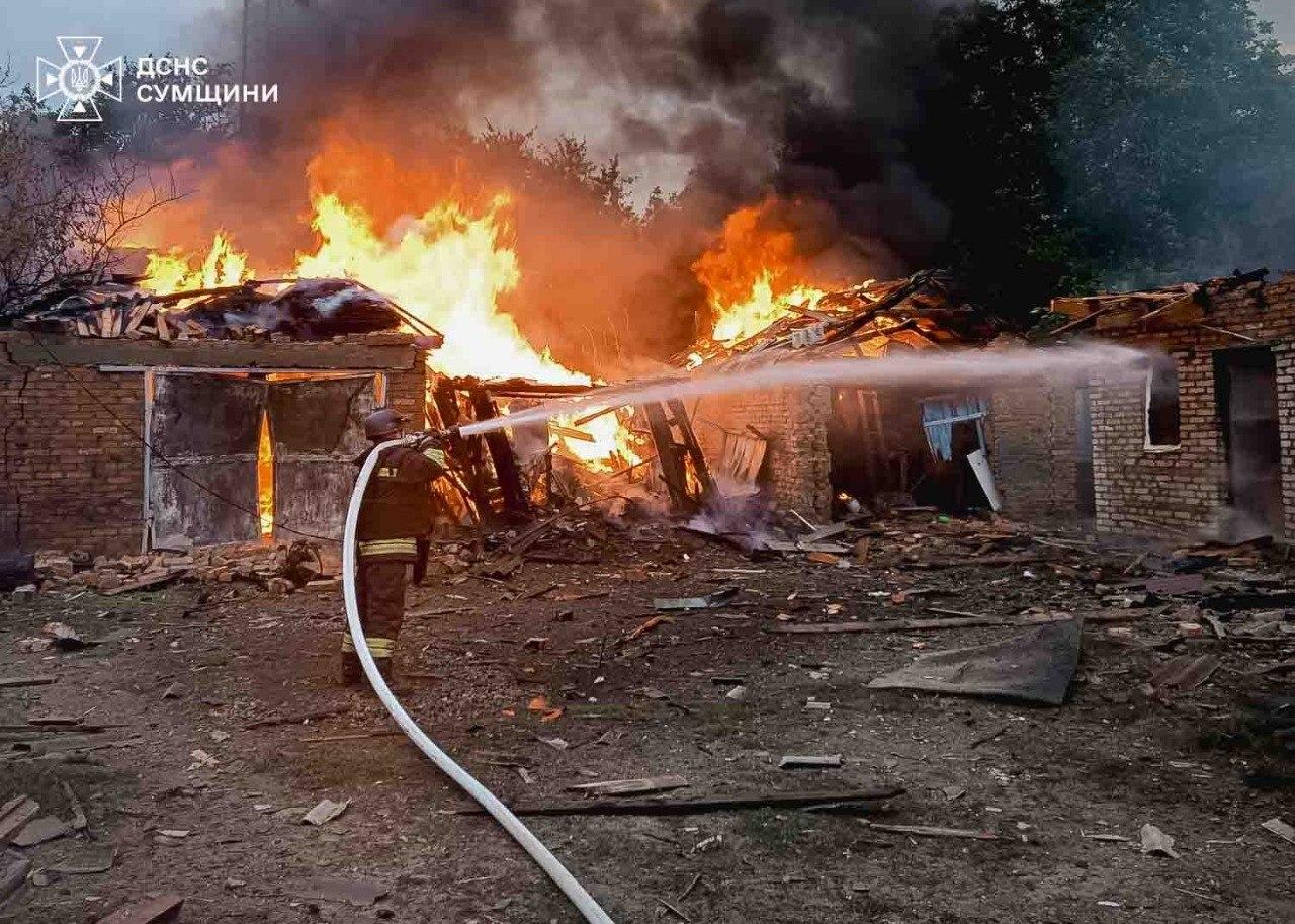 На Сумщині окупанти обстріляли рятувальників, які гасили пожежу від ударів