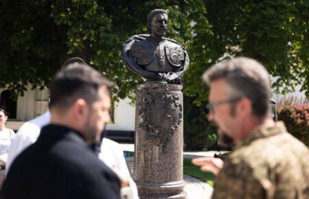 «Там, де Ленін впав»: Зеленський анонсував встановлення пам’ятника Мазепі в Києві