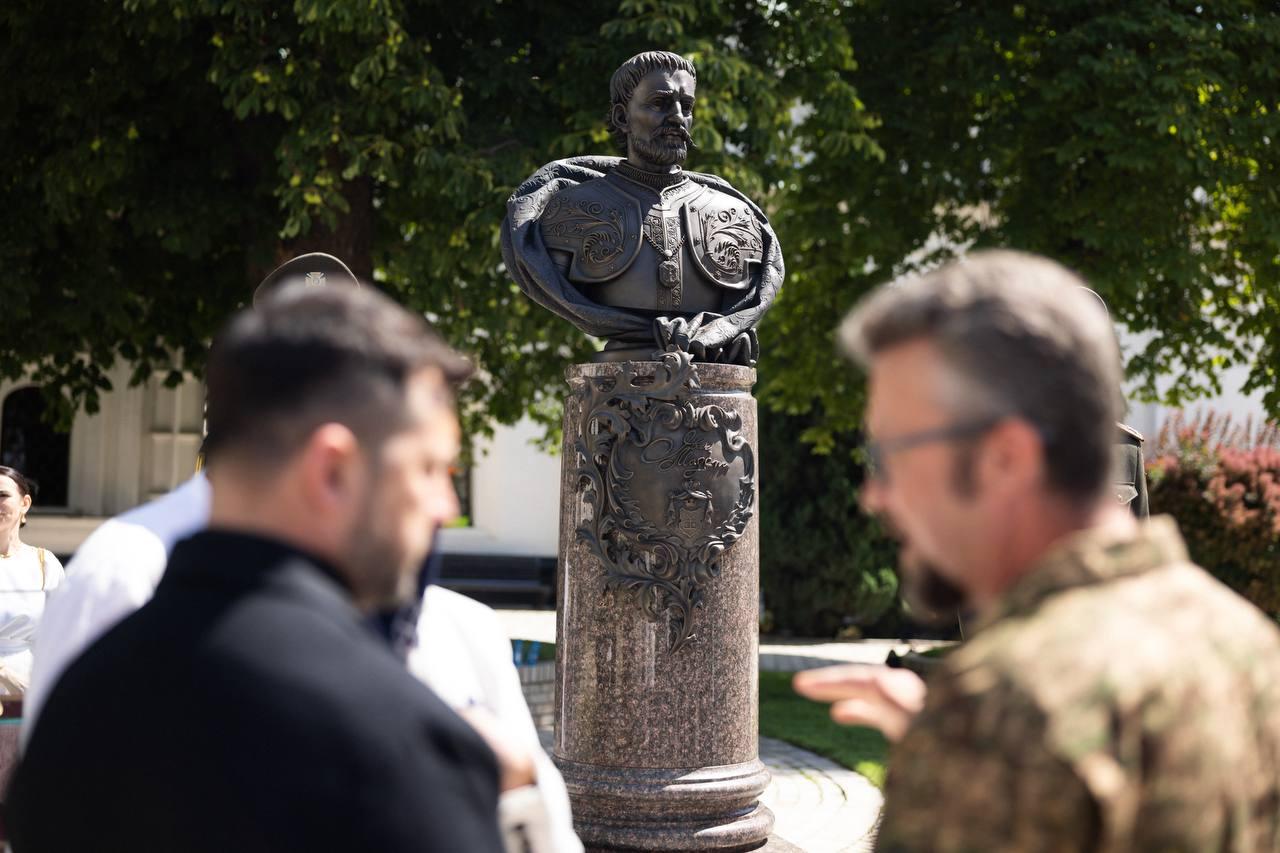 «Там, де Ленін впав»: Зеленський анонсував встановлення пам’ятника Мазепі в Києві