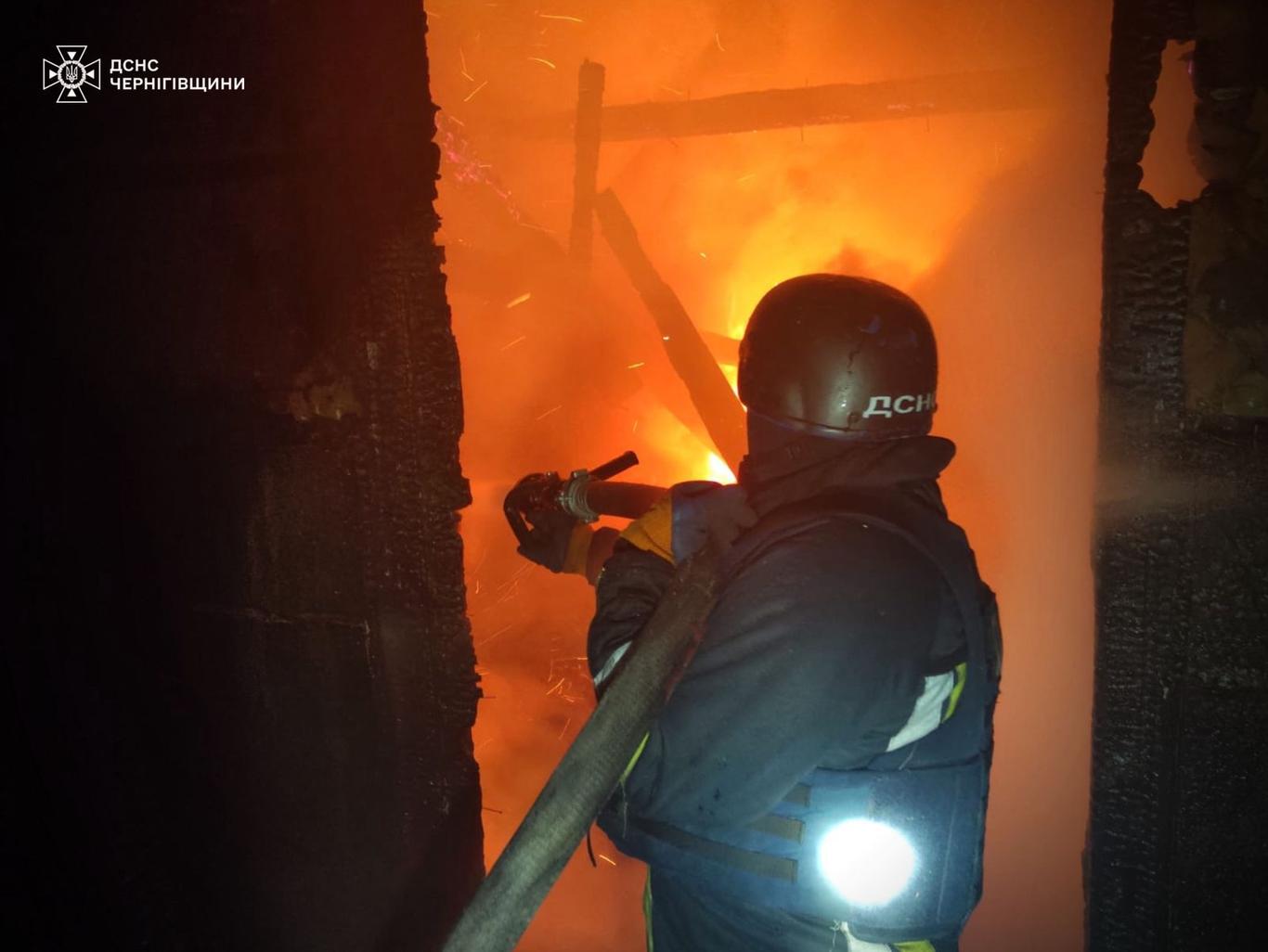 Горів будинок культури та приватні будинки, 8 поранених: наслідки нічного удару РФ по Чернігівщині (ФОТО)