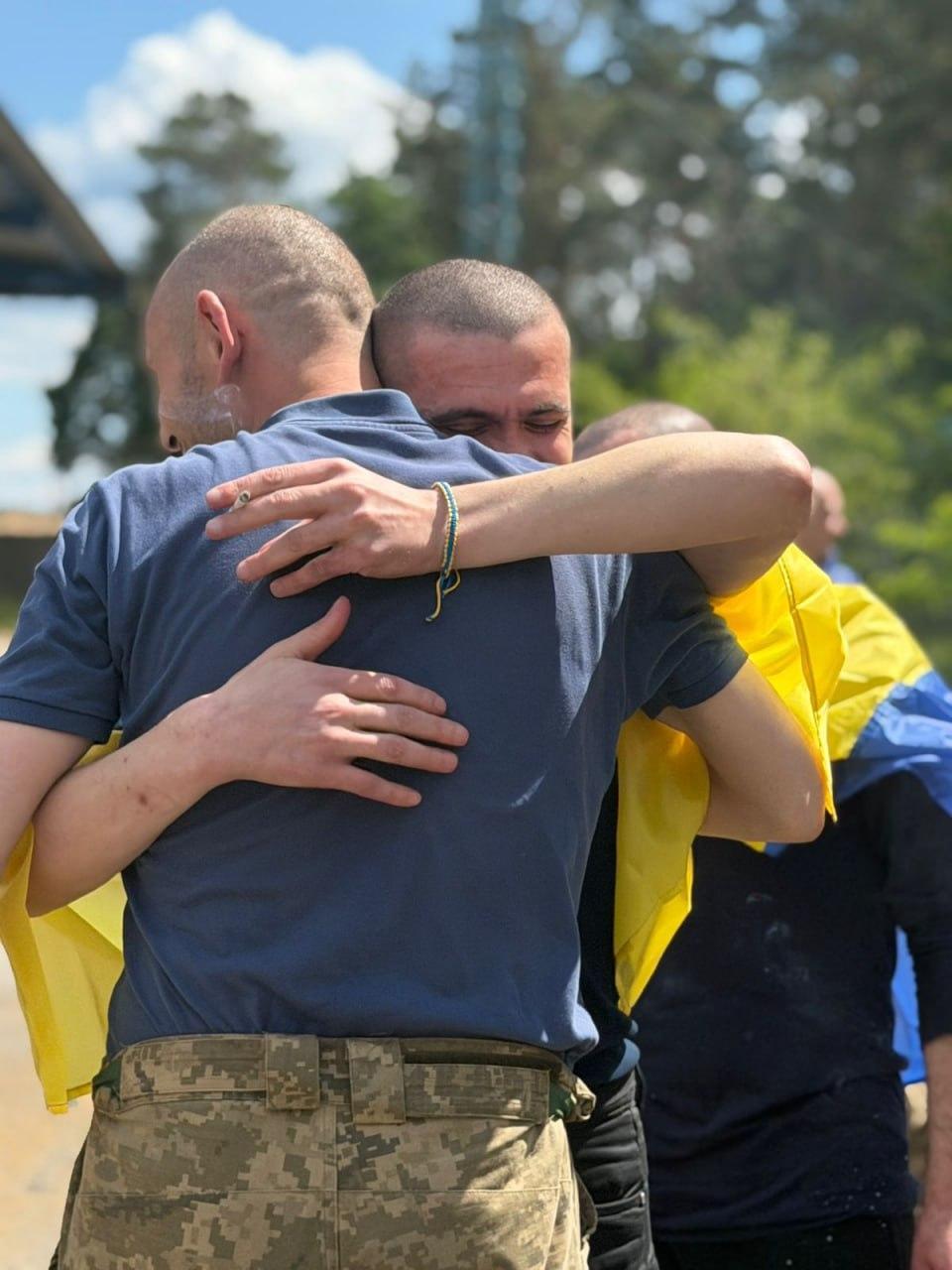 Україна повернула з російського полону ще 186 своїх громадян, серед них — один цивільний (ФОТО, ВІДЕО)
