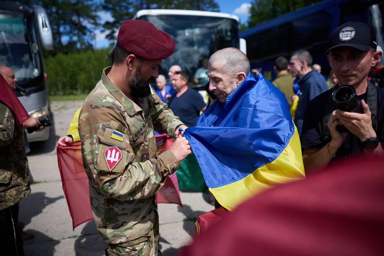 Відбувся черговий обмін полоненими: додому повернулися 160 українців (ФОТО, ВІДЕО)