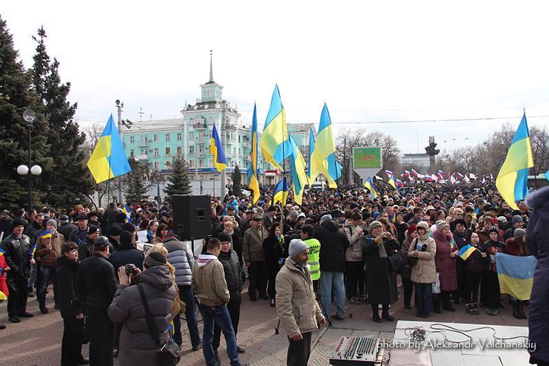 Тисячі фото Луганського Євромайдану: історія архіву Олександра Волчанського