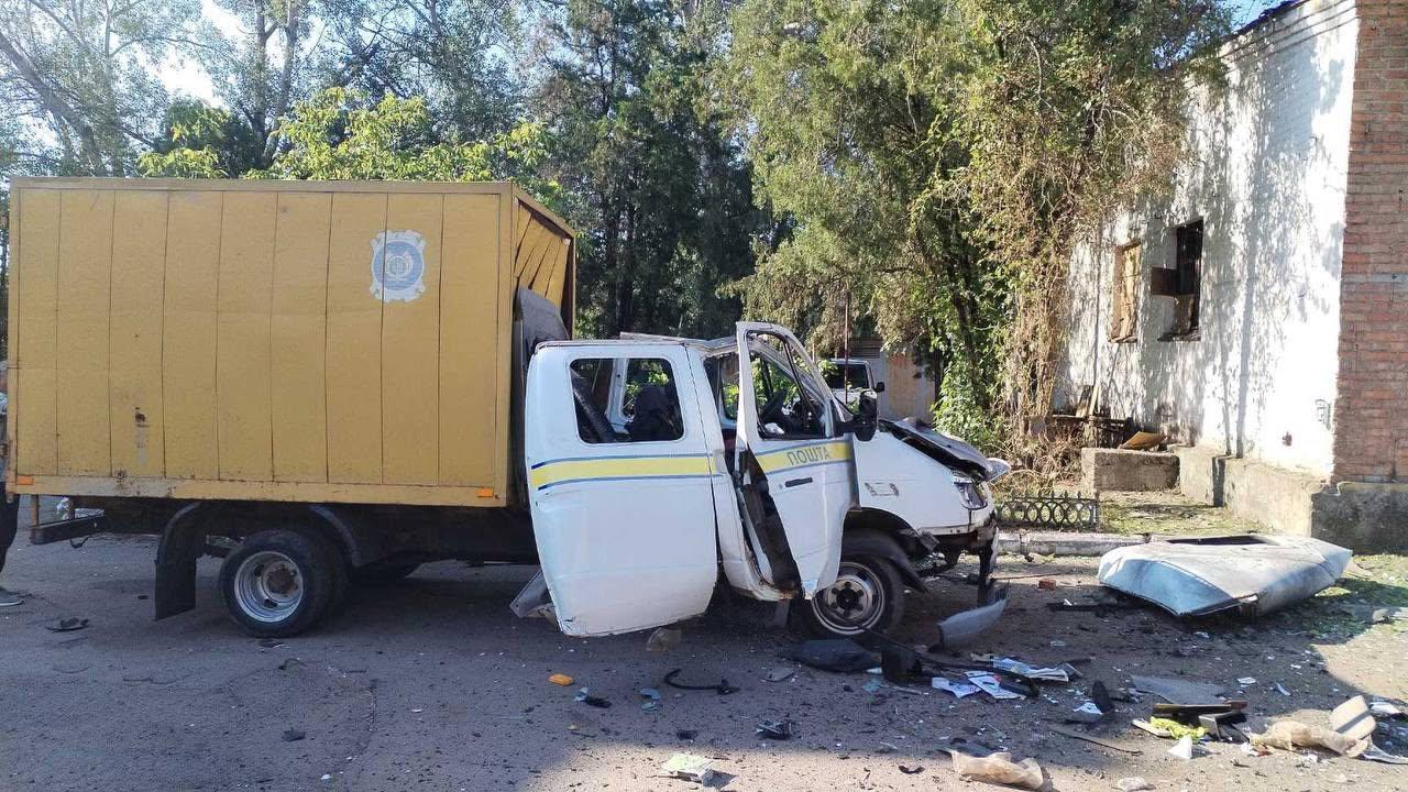 Ворог дронами знищив у Нікополі два автомобілі «Укрпошти» 