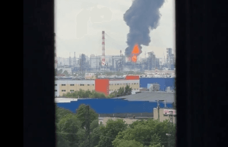 Після атаки дронів загорілися найбільший НПЗ Москви і нафтобаза у Краснодарському краї РФ (ВІДЕО)