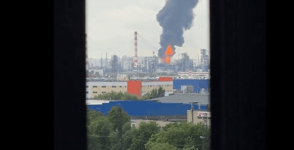 Після атаки дронів загорілися найбільший НПЗ Москви і нафтобаза у Краснодарському краї РФ (ВІДЕО)
