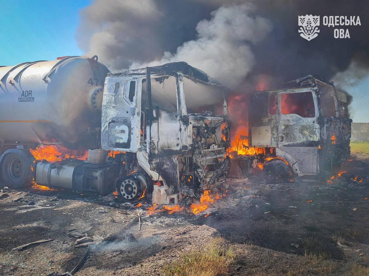 Росіяни вдарили по бензовозах і газовозу на Одещині, загинула людина (ФОТО)