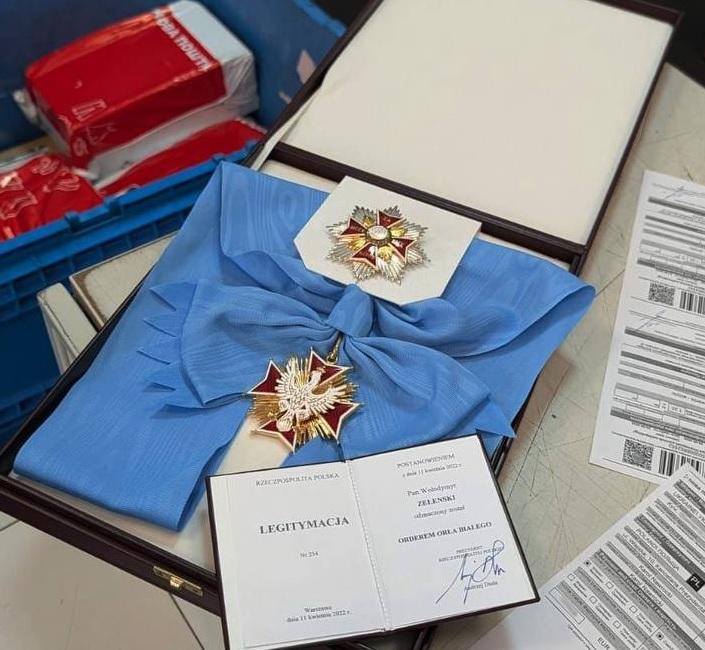 Зеленський поштою відправив Навроцькому Орден Білого Орла