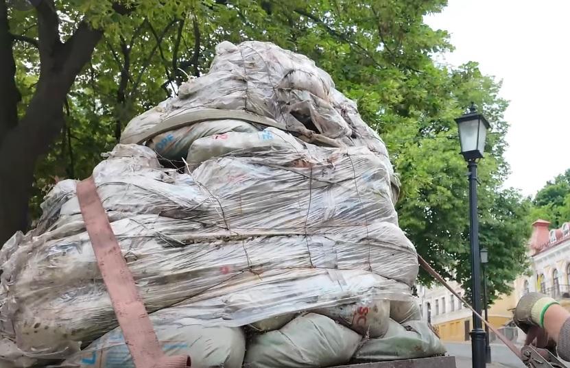 У Києві демонтували пам’ятник Булгакову