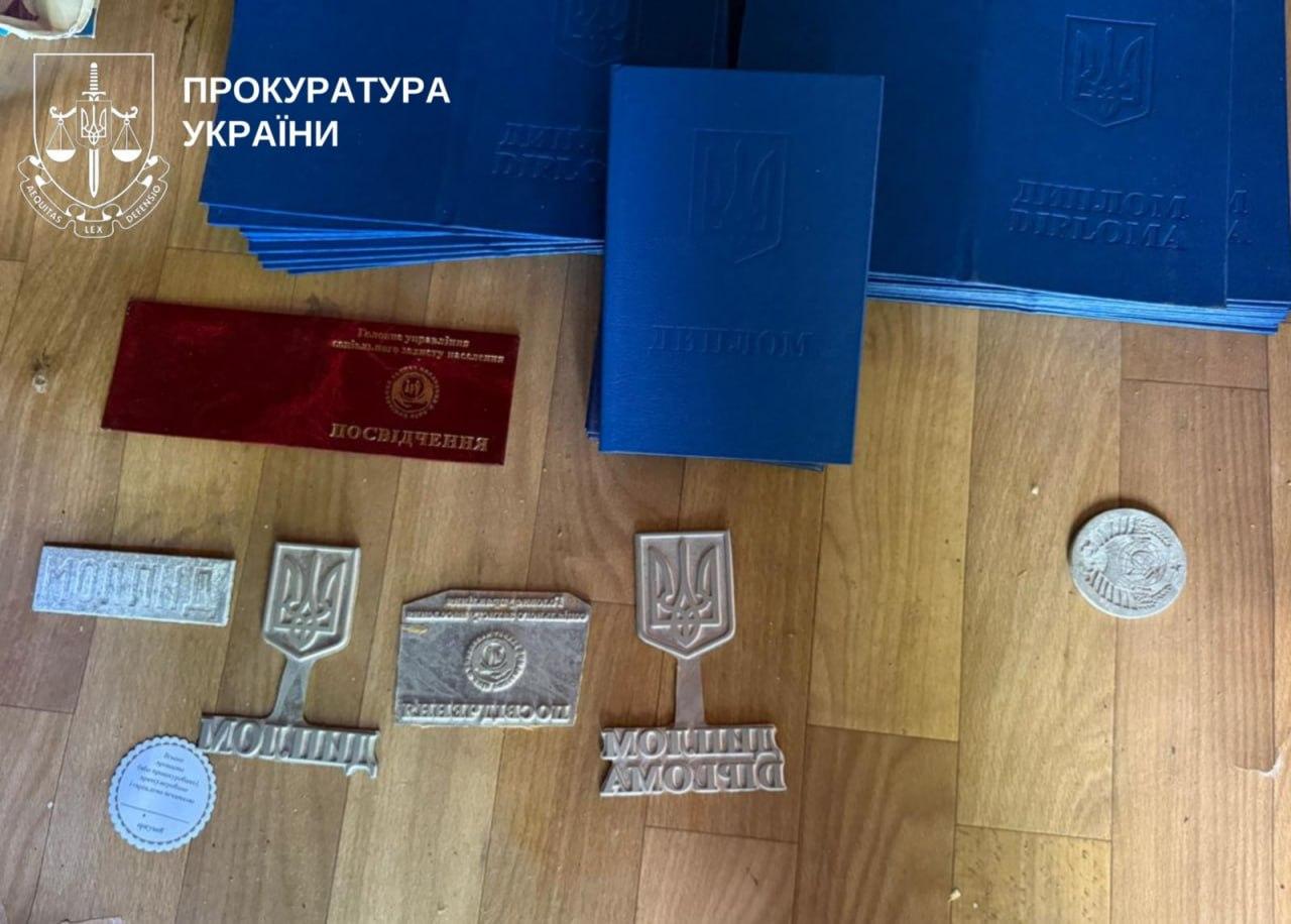 Масштабне виробництво підроблених документів викрили на Київщині (ФОТО)
