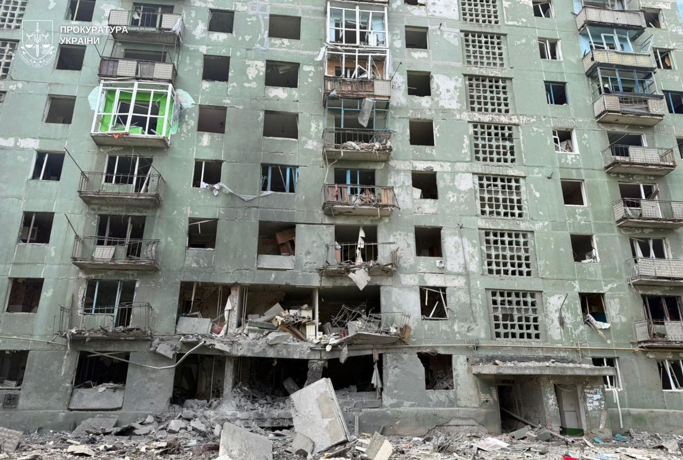 Росіяни скинули три авіабомби на багатоповерхівки у Дружківці (ФОТО)