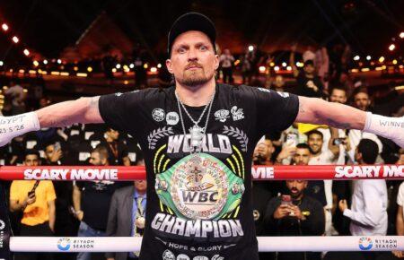 Український боксер Олександр Усик відмовився від усіх своїх поясів (ВІДЕО)