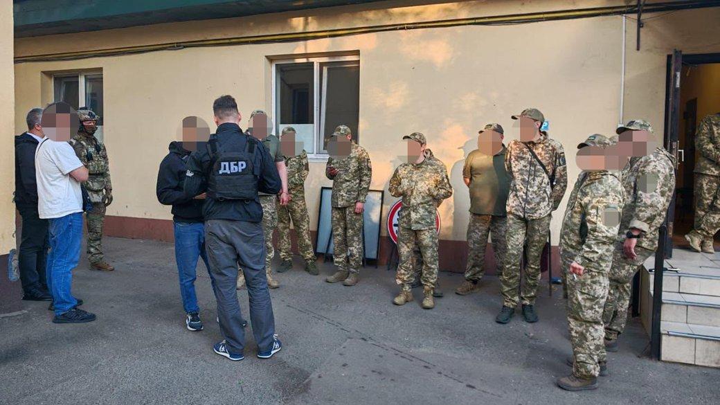 ДБР: В одному з РТЦК Одещини викрили масштабну схему незаконного примусу до мобілізації