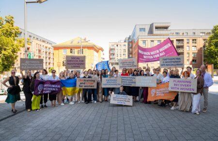 Українки у Ґданську провели акцію, на якій закликали долучити жінок до відбудови України (ФОТО)