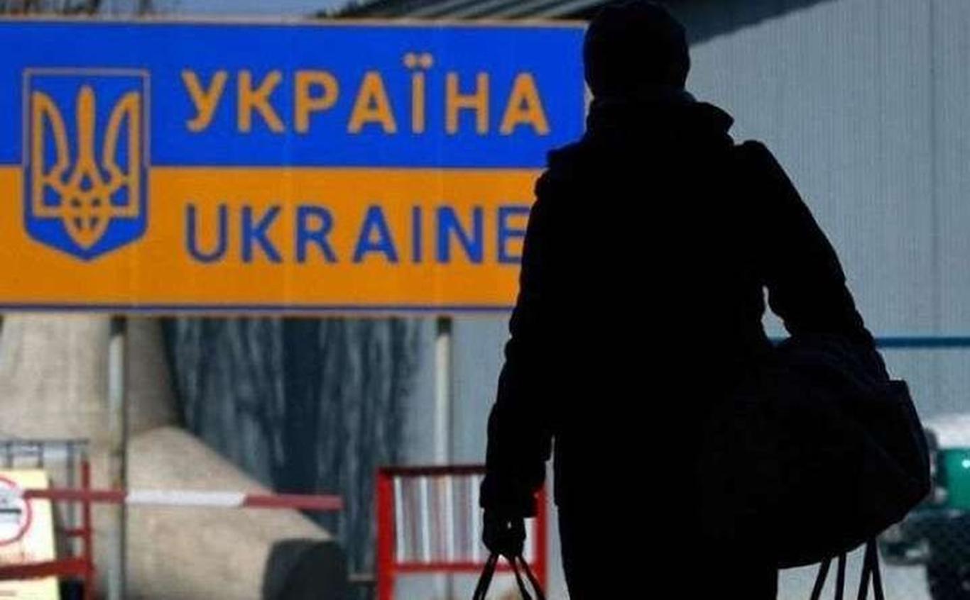 Українці, що поверталися з окупації, мали платити консульський збір за посвідчення на повернення: тепер це скасували