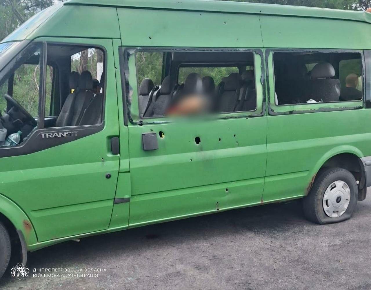 Росіяни атакували мікроавтобус у Нікополі, щонайменше двоє загиблих, є поранені у важкому стані