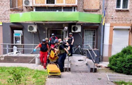 Росіяни вбили жінку в Нікополі, пошкодили багатоповерхівку, банк та магазин