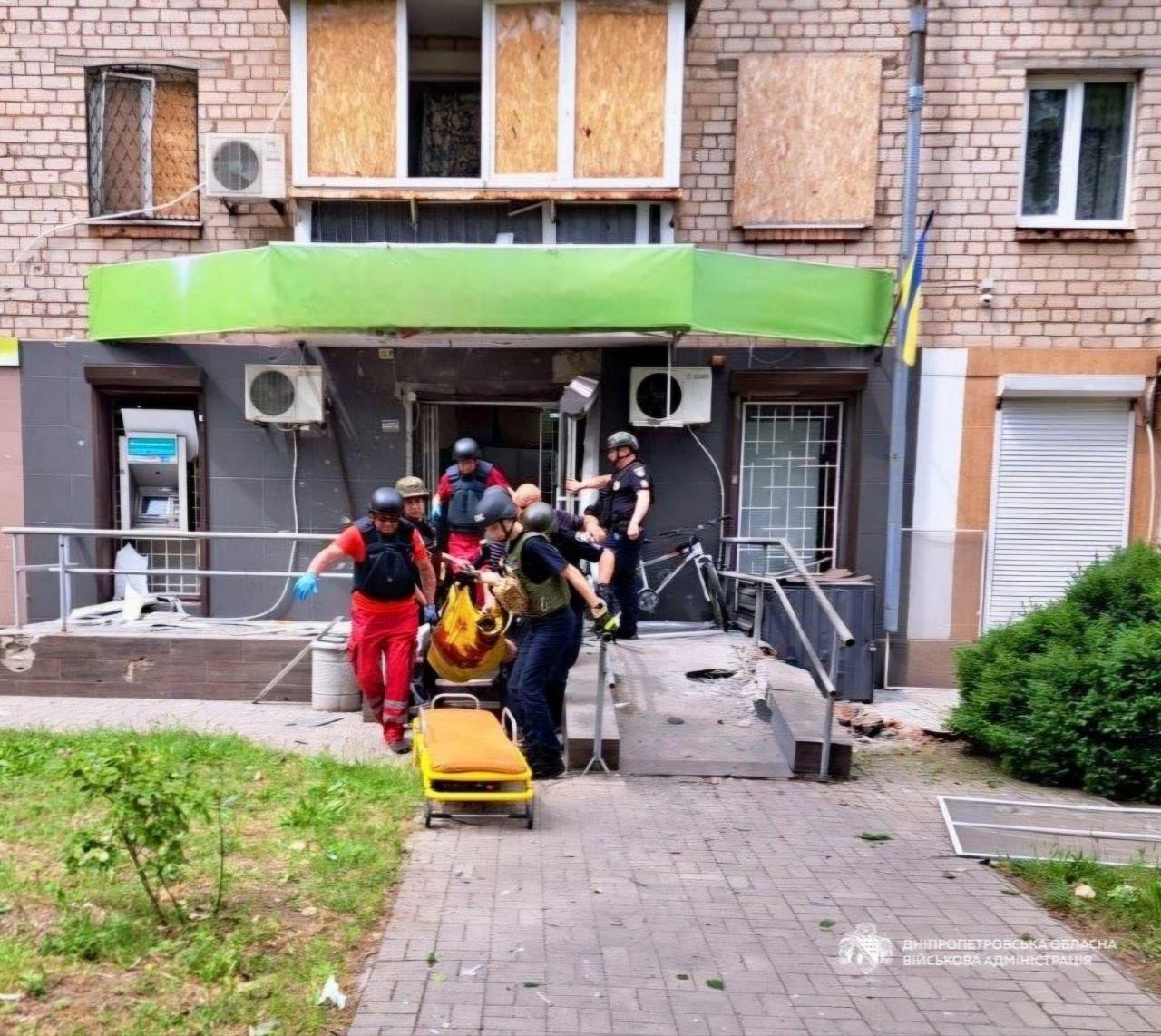 Росіяни вбили жінку в Нікополі, пошкодили багатоповерхівку, банк та магазин