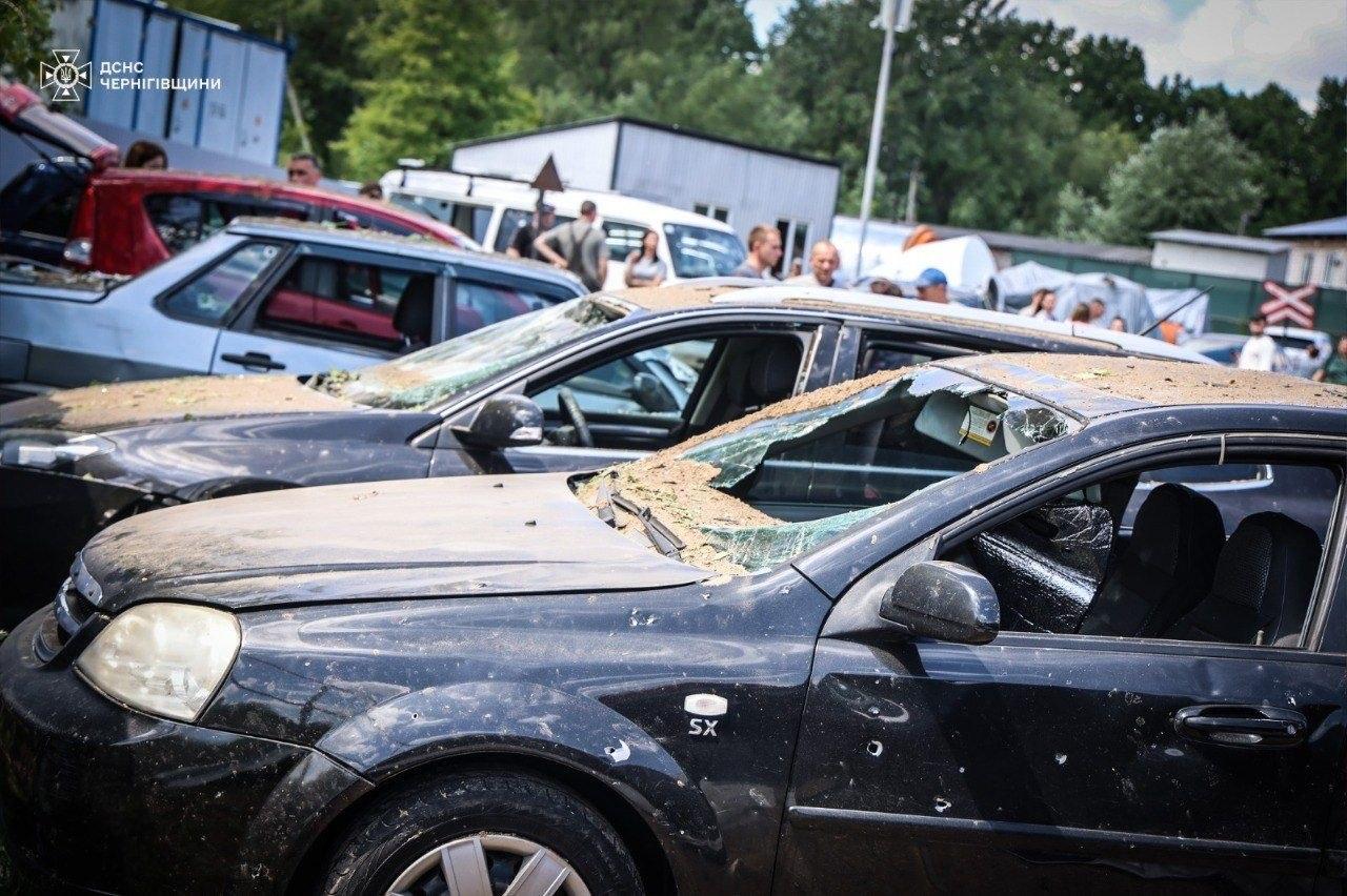 У Чернігові росіяни атакували  підприємство та автостоянку, є постраждалі 